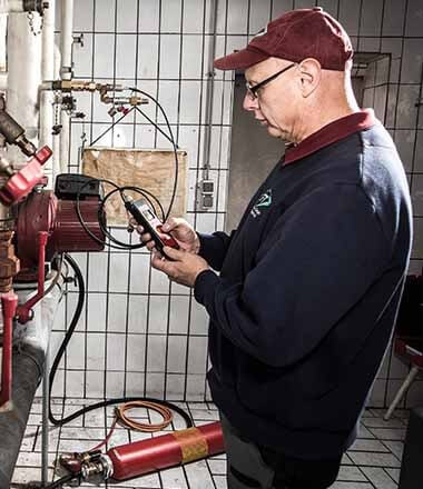 Druckprobe oder Druckprüfung auf einer Heizungsanlage, um etwaige Leckagen und Beschädigungen im Rohrsystem festzustellen.